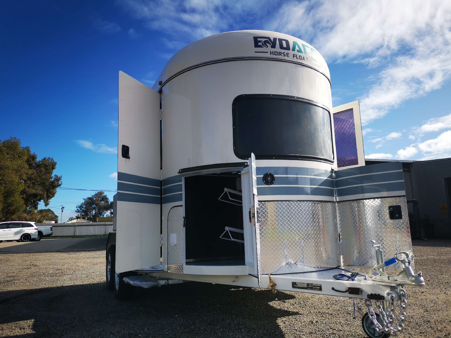 2 horse straight load camper float with WarmBlood horse bays2 HORSE