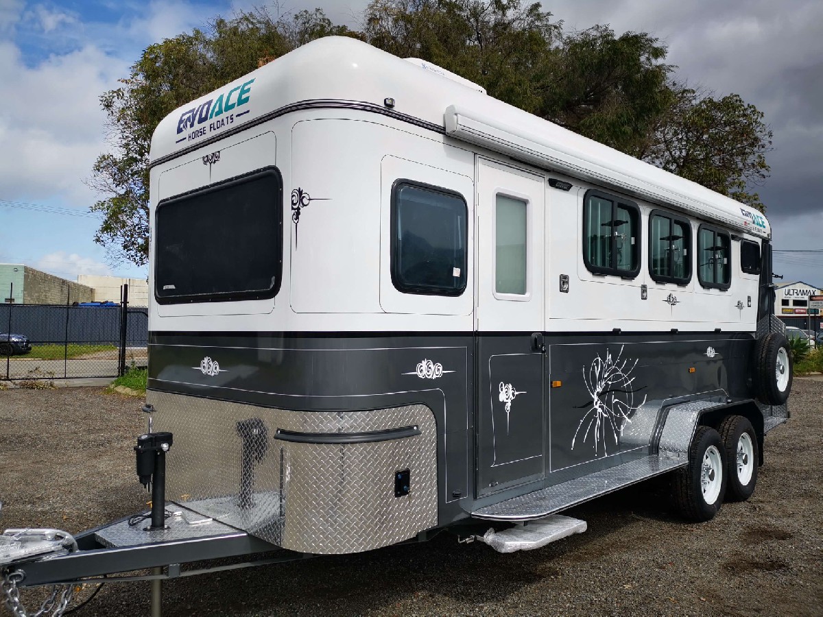 3 Horse Angle Load Overnight Front bunk with Shower room